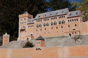 Ballenstedt - Nachbau der Burg Anhalt : Nachbau der mittelalterlichen Burg Anhalt, um 1115 auf einem Berg über dem Selketal errichtet. Hier als Miniatur-Nachbau von Günther Beinert aus Gerbstedt, Standort am Schlosstheater von Ballenstedt, Sachsen-Anhalt. Aufgenommen in Ballenstedt 2007
