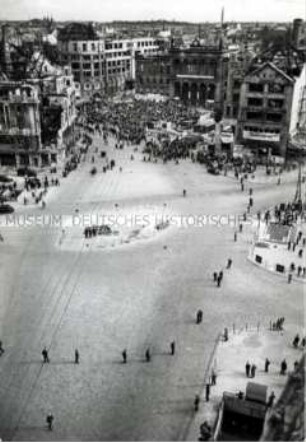Eine Ost-Berliner Polizistenkette markiert die Grenze zwischen dem sowjetischen und dem britischen Sektor am Potsdamer Platz