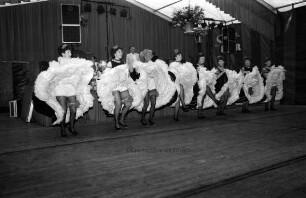 Schützenfest: Frauen der Ahrensburger Schützengilde beim Cancan-Tanz
