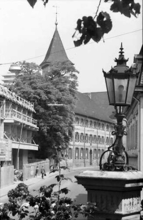 Lörrach: Hebelgymnasium, Vordergrund Laterne (Villa Aichele)