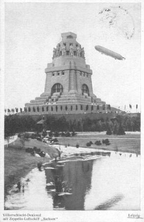 Völkerschlacht-Denkmal mit Zeppelin-Luftschiff "Sachsen"