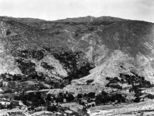 Dorf in der Sierra de Gredos : Blick auf ein Dorf in einem Bergtal