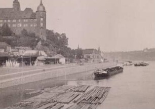 Hochwasser der Elbe. Ausschiffungsplatz unterhalb der Hochuferstraße mit vertäuten Flößen und Schleppkähnen : Meißen. Hochwasser der Elbe. Ausschiffungsplatz unterhalb der Hochuferstraße mit vertäuten Flößen und Schleppkähnen