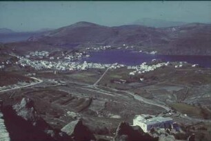Reisefotos Griechenland. Rhodos. Ortsansicht (vielleicht Lindos). Im Hintergrund vielleicht der Berg Ataviros
