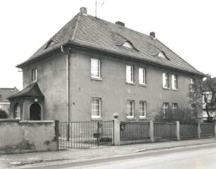 Radebeul. Doppelwohnhaus, August-Bebel-Straße 15/13 (um 1930). Straßenansicht mit Eingangsvorbau