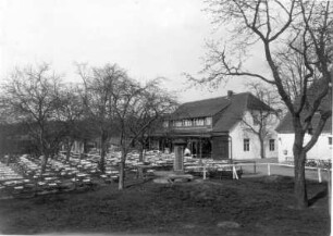Langebrück (Dresden-Langebrück), Gänsefuß. Hofewiese. Hauptgebäude (1. V. 19. Jh., Umbau 1935). Eingangsseite mit Biergarten