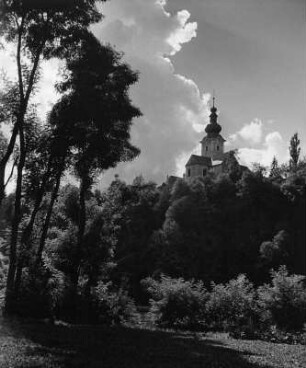 Wolkenbilder. Kärnten. Kumuluswolke über einer Kirche (vielleicht St. Michael in Kirchbach)