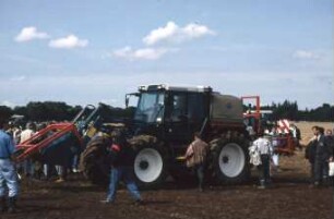 Fotografie: Gartenbautechnik-Freiland, Traktor, Systemtraktor, Frontlader, Feldspritze angebaut