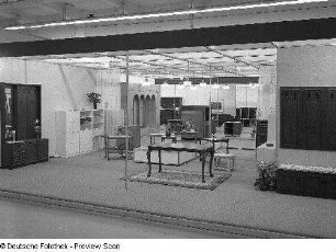 Ausstellungskoje mit Wohn- und Schlafzimmermöbeln (1981; VEB Möbelkombinat Zeulenroda-Triebes (ZEUTRIE))