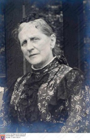 Becker, Mathilde (Thilde) geb. Emmerling (1835-1916) / Porträt, Halbfigur