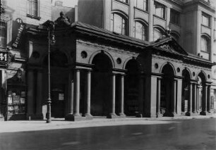 Berlin-Mitte. Ansicht der 1787 errichteten Kolonnaden in der Mohrenstraße (Mohrenkolonnaden)