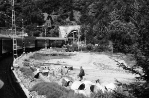 Triberg; St. Georgen: Streckenabschnitte mit Tunnels [Farrenhalde-Tunnel und Bahnübergang Kreisbachstraße]