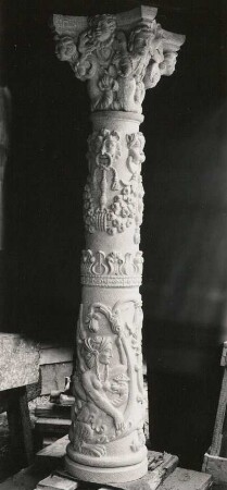 Görlitz. Rathaustreppe. Schmucksäule mit Kapitell. (Schlesischer Sandstein) Werkstatt Werner Hempel, Dresden. Nach Fotos rekonstruiert. Kurz vor der Fertigstellung