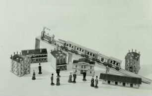 Spielzeugstadt mit Eisenbahn und Holzfiguren