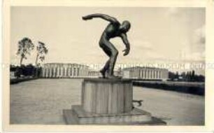 Diskuswerfer-Statue vor Gebäudekomplex (Deutsches Sportforum?)