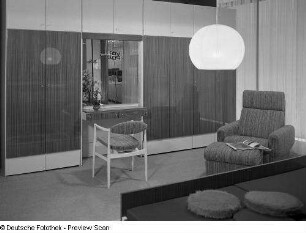 Anbauschrank mit Frisiertisch und Sessel mit Hocker : Leipziger Herbstmesse, 1972. Schlafzimmermöbel (1972; Möbelkombinat Erfurt (MKE)). Ansicht mit Anbauschrank mit Frisiertisch und Sessel mit Hocker