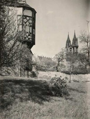 Meißen, Freiheit 6. Domherrenhof (1346), in Holz gezimmerter ausgekragter Fachwerkerker. Blick zum Dom