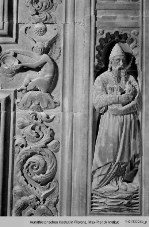Fassade der Johanneskapelle : Rahmenornamentik mit Propheten, Heiligen und Putten