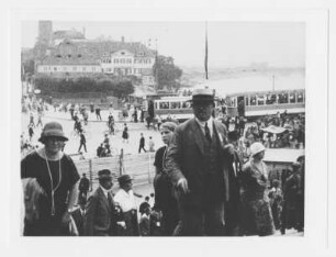Szene aus dem Dokumentarfilm "Deutscher Radfahrerbund, 43. Bundesfest": Blick vom Aufgang zur Brühlschen Terrasse zum Theaterplatz mit Restaurant "Italienisches Dörfchen" und Hotel "Bellevue"