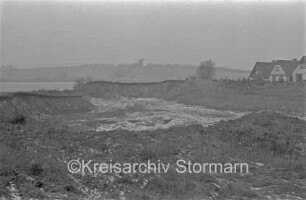 Kieskuhle: vorn Gestrüpp: hinten Sandflächen: dahinter links Moorteich: hinten rechts Wohnhäuser Am Moorteich: Winter