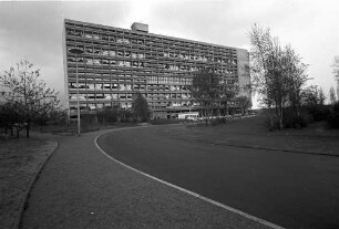 Berlin: Le Corbusier-Haus; Vordergrund Zufahrtstraße