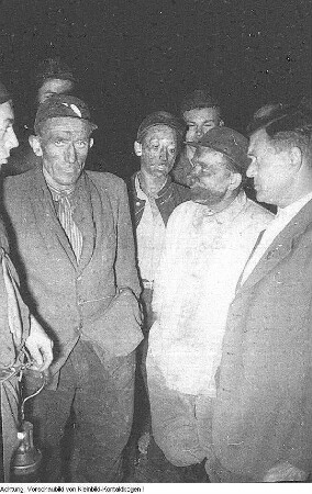 Freital. VEB Steinkohlenwerk "Willi Agatz" Freital. Ernst Lohagen, erster Sekretär der SED-Landesleitung Sachsen bei den Bergleuten nach einer Sonderschicht, Juli 1951 & Freital. VEB Steinkohlenwerk "Willi Agatz" Freital, 21. Juli 1951 & Freital. VEB Steinkohlenwerk "Willi Agatz" Freital. Die Bergarbeiter H. Gläser und H. Schröder werden vom 1. Sekretär der SED-Landesleitung Sachsen, Ernst Lohagen, für eine Sonderschicht ausgezeichnet, Juli 1951