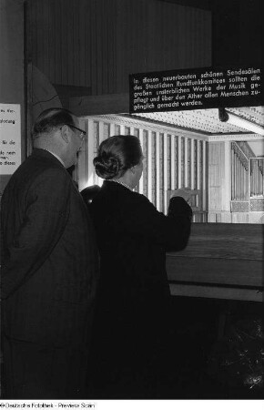 Zwei Besucher vor einem Ausstellungsobjekt