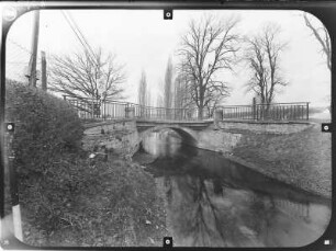 Magdala-Göttern. Straßenbrücke über die Magdel