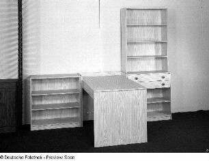 Schreibtisch : Drei Anbauteile (1984; VEB Möbelkombinat Dessau)