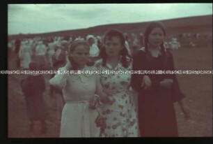 Ukrainerinnen in Sonntagskleidern (Kirchgang?)