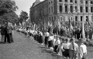 Kranzniederlegung am Ehrenhain für die Opfer des Faschismus : Dresden-Neustadt, Karl-Marx-Platz. Garten des Japanischen Palais. Kranzniederlegung am Ehrenhain für die Opfer des Faschismus