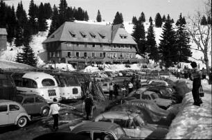 Feldberg: Parkplatz Feldbergstraße; Hintergrund "Albquelle"