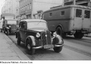 Ansicht eines parkenden IFA F8 am Neumarkt