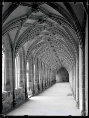 Kloster; Westlicher Kreuzgang, Blick von Norden nach Süden