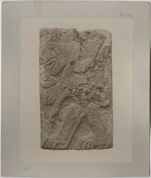 Plaque de pierre avec la figure en relief d'un jaguar marchant (ocelotl).