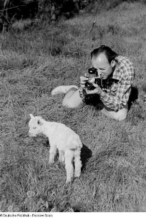 Roger Rössing beim Fotografieren eines Zickleins