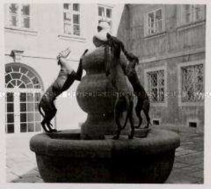 München, Bildhauer Professor Bernhard Bleeker, Brunnen in einem Hof