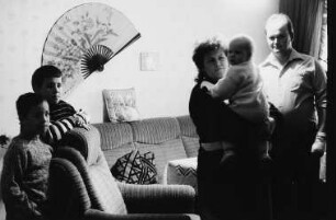 Familie M. im Wohnzimmer