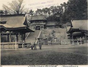 Kamakura. Vor dem Hachimanschrein. Junge Japanerin mit kleinen Kindern auf dem Platz vor den Tempelgebäuden
