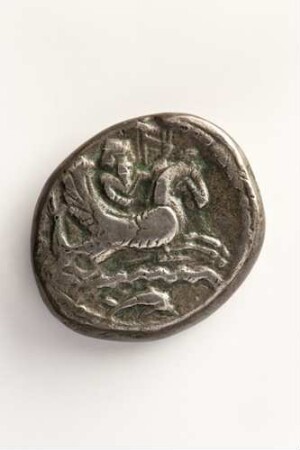 Silbermünze aus Tyros mit Hippokamp und Eule