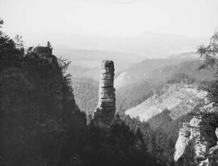 Böhmische Schweiz (České Švýcarsko). Kreuzstein (Aussichtspunkt) und Kleiner Prebischkegel (Malý Pravčický kužel) gegen den Großen Zschirnstein. Blick vom Prebischtor nach Südwest