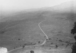 Abstieg nach Mbeya : Blick auf eine Landschaft mit einer Landstraße