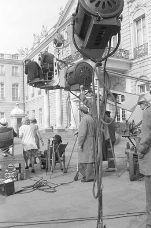 Drehaufnahmen auf dem Karlsruher Schlossplatz für die elfteilige SWF-Fernsehserie "Goldene Zeiten"