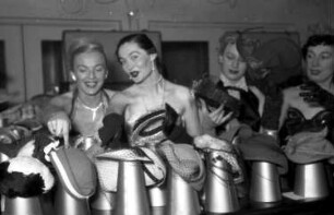 Freiburg: Theaterrestaurant; vier Mannequins wühlen in Hüten