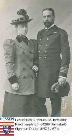 Mountbatten, Louis Lord (1854-1921) / Porträt in Marineuniform mit Ehefrau Lady Viktoria Mountbatten geb. Prinzessin v. Hessen und bei Rhein (1863-1950) / stehend, Kniestücke