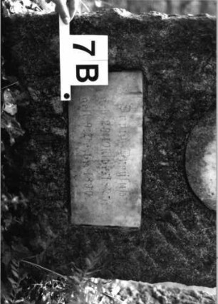Grabstein 7 (Index: 100081786) Material: Granit, weiße Marmorplatten Zustand: Schriftplatten verwittert Maße HxBxT: 156x60x27 cm Beschreibung: konische Stele, gerader Abschluß, ovale und querrechteckige Schriftplatte: Grabstein 7B