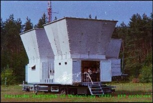 Wind-Temperatur-Radar als mobile Messstation des Instituts für Meteorologie und Klimaforschung (IMK) auf der meteorologischen Messwiese des Kernforschungszentrums Karlsruhe (KfK)