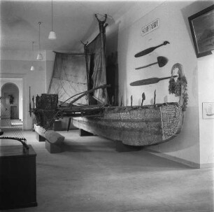 Berlin. Ethnologisches Museum. Melanesisches Auslegerboot mit Segel, Bismarck-Archipel / Neuguinea, Aufnahme Januar 1950