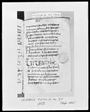 Formulae Andegavenses — Initiale H(omo) und Kapitalen VIVENT(ebus), Folio 82recto
