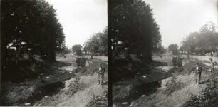 Seifhennersdorf. Mandau bei Niedrigwasser unterhalb des Mittelwehrs und Fussweg auf der Mauer (mit Schulkindern)